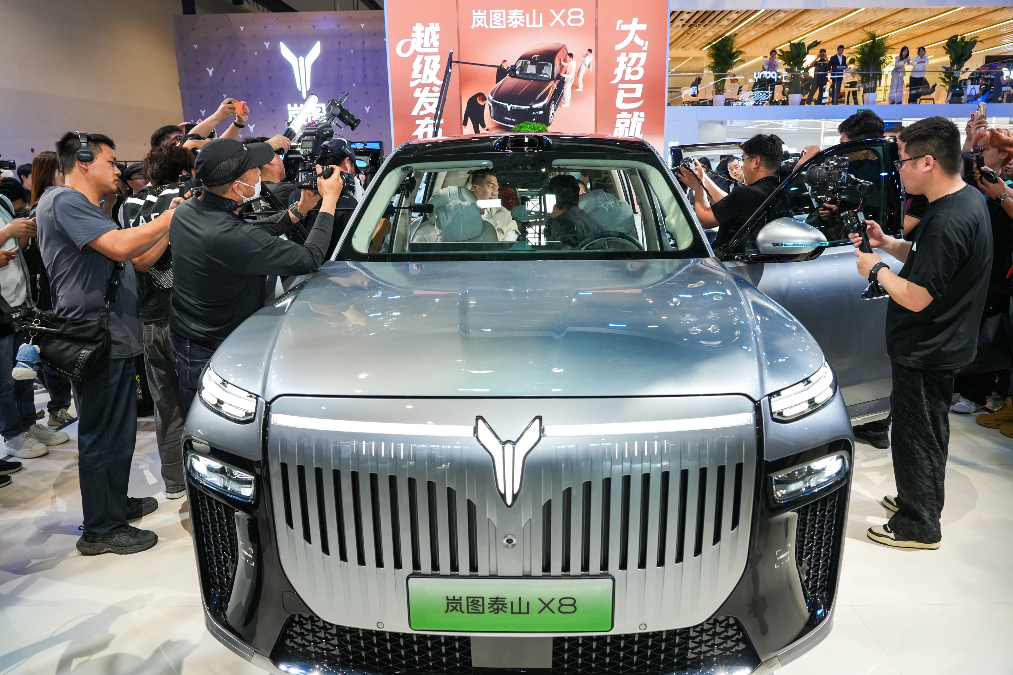 岚图北京车展亮出向上底气，泰山X8预售20小时订单超2万台1.jpeg