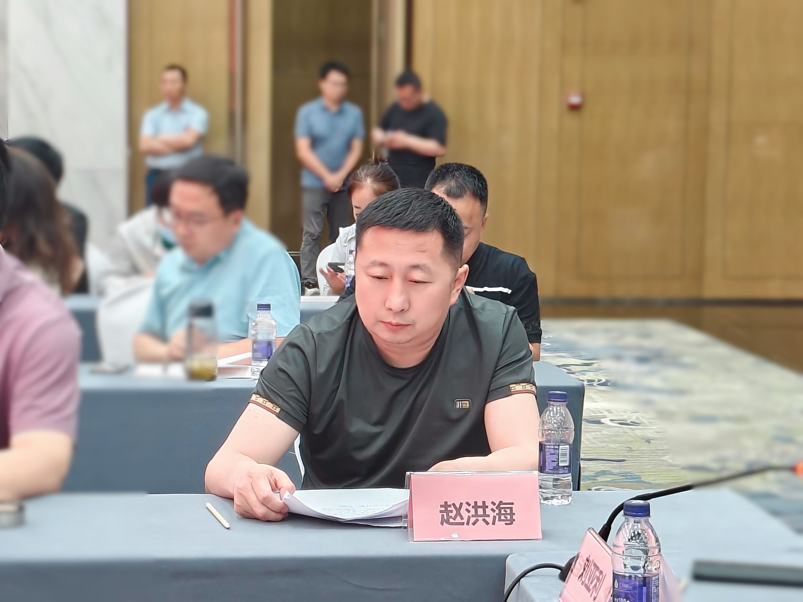 黑龙江省友谊县财政局副局长赵洪海在座谈交流会上发言