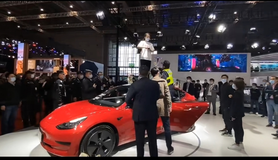 特斯拉车主车顶维权事件